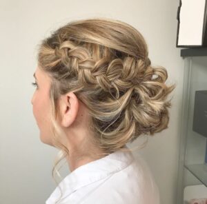 mujer rubia recogido con trenzas