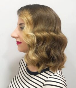 mujer rubia con semirecogido ondas y trenzas